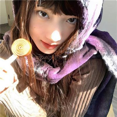 给小酒馆女子喝高杯酒